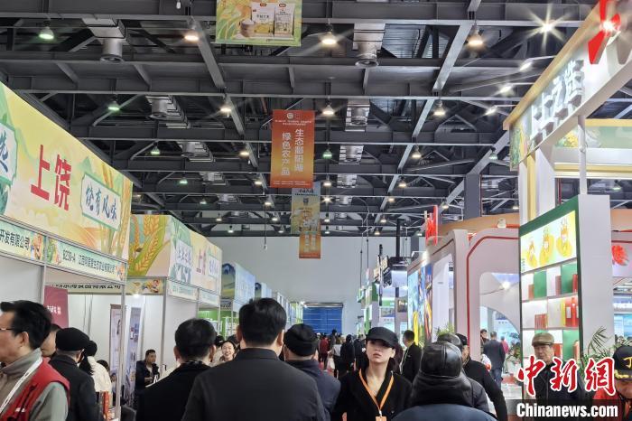 1月3日,第六届江西“生态鄱阳湖·绿色农产品”博览会暨江西电商年货节在南昌开幕。图为展会现场。吴鹏泉 摄