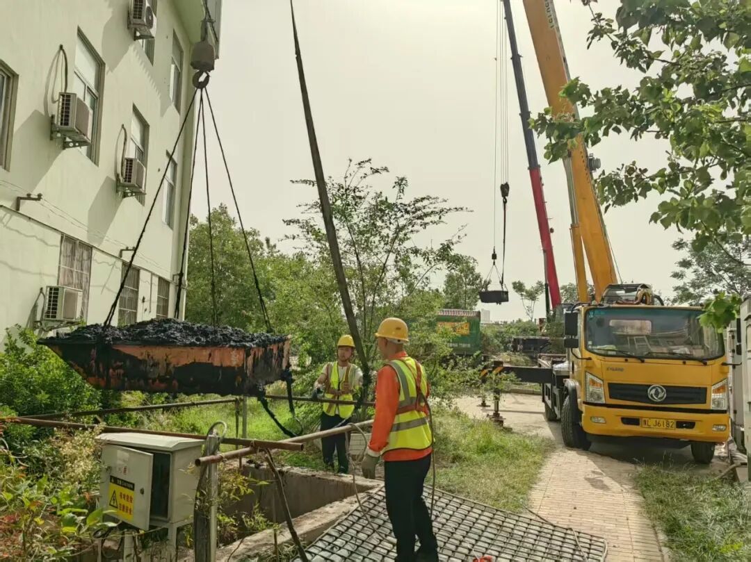 市政人員對泵站進行清淤