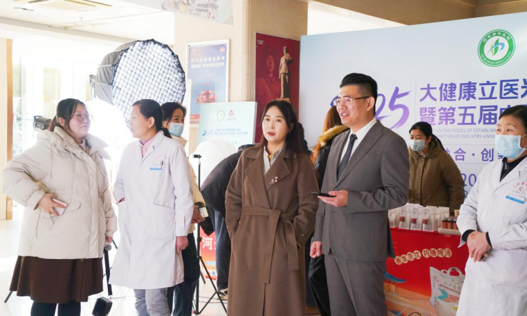 图片为河北省中医院授权品牌研发成果直播现场