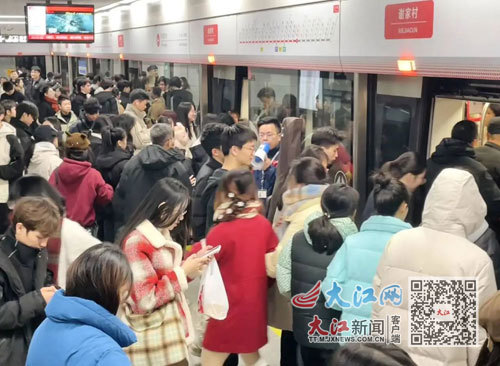 跨年夜南昌地铁客流激增