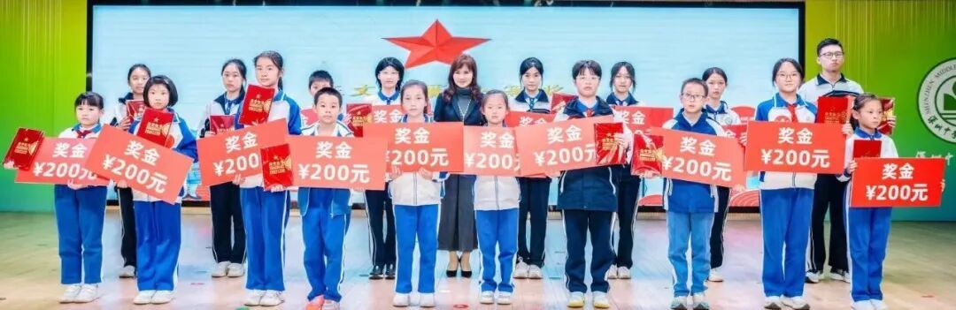 深圳中学梅香学校副校长谭伟杰为征文一等奖获得者颁奖