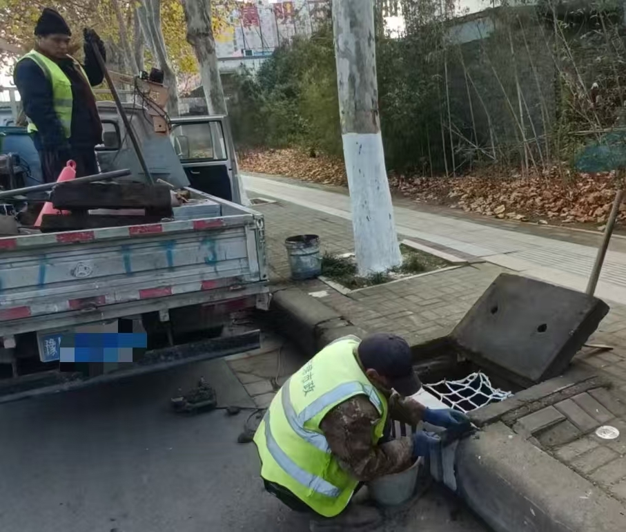 市政人員整修道路窨井