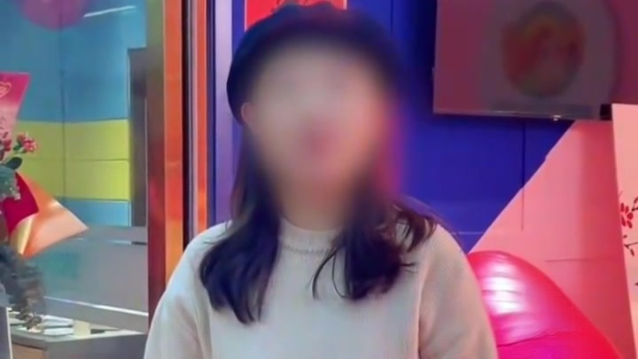 32岁口才培训女老师，学校开会时突发脑梗去世，校方称遗体已安葬