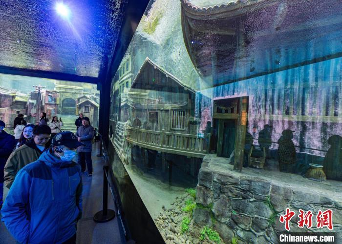 图为游客在湖北三峡移民博物馆水下展厅参观。彭强 摄