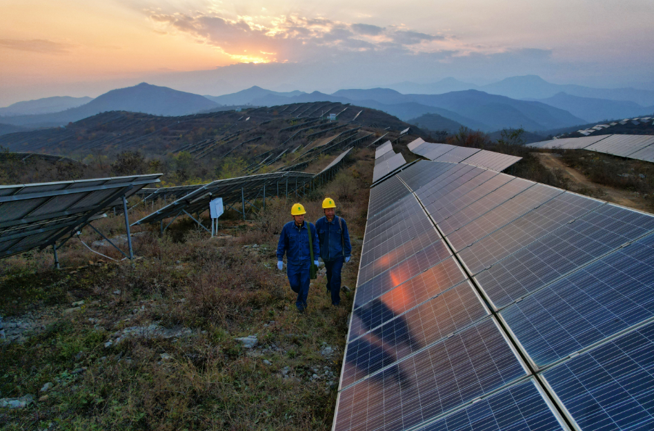 安阳林州供电公司员工积极服务新能源场站发电、消纳，促进能源绿色转型。苏世一摄