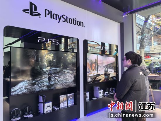 市民体验各种产品。钟升 摄