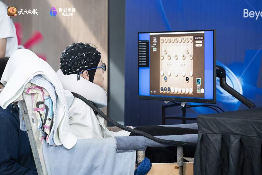 韩彬彬正在选择要走的棋子　图片由主办方提供