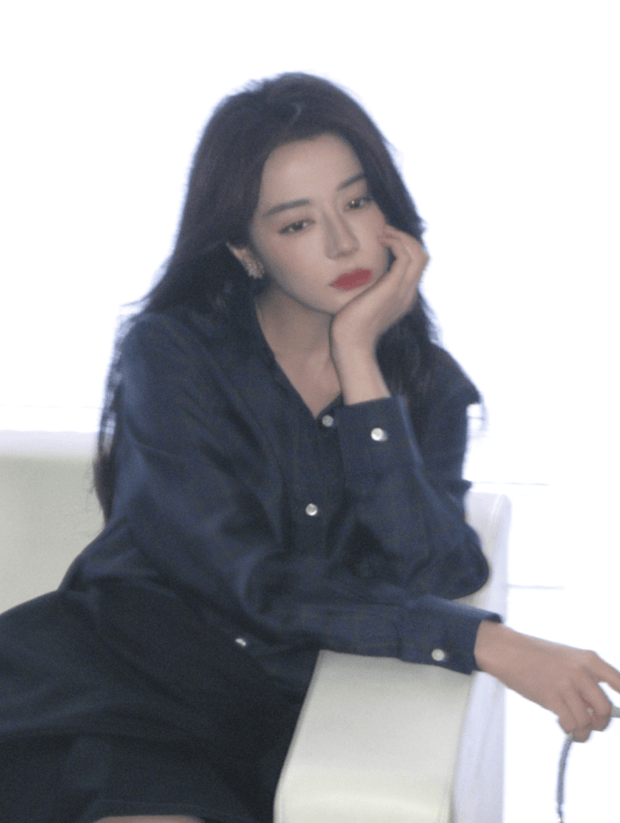 迪丽热巴穿搭层次衬出随性又高级的氛围。