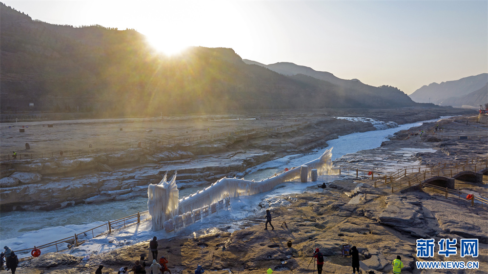 2025年1月1日，陕西黄河壶口瀑布迎来新年第一缕阳光（无人机照片）。霍勇摄