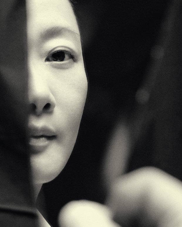 赵涛的五官在光影里更显细腻，黑白色调衬出冷艳又沉静的气质。