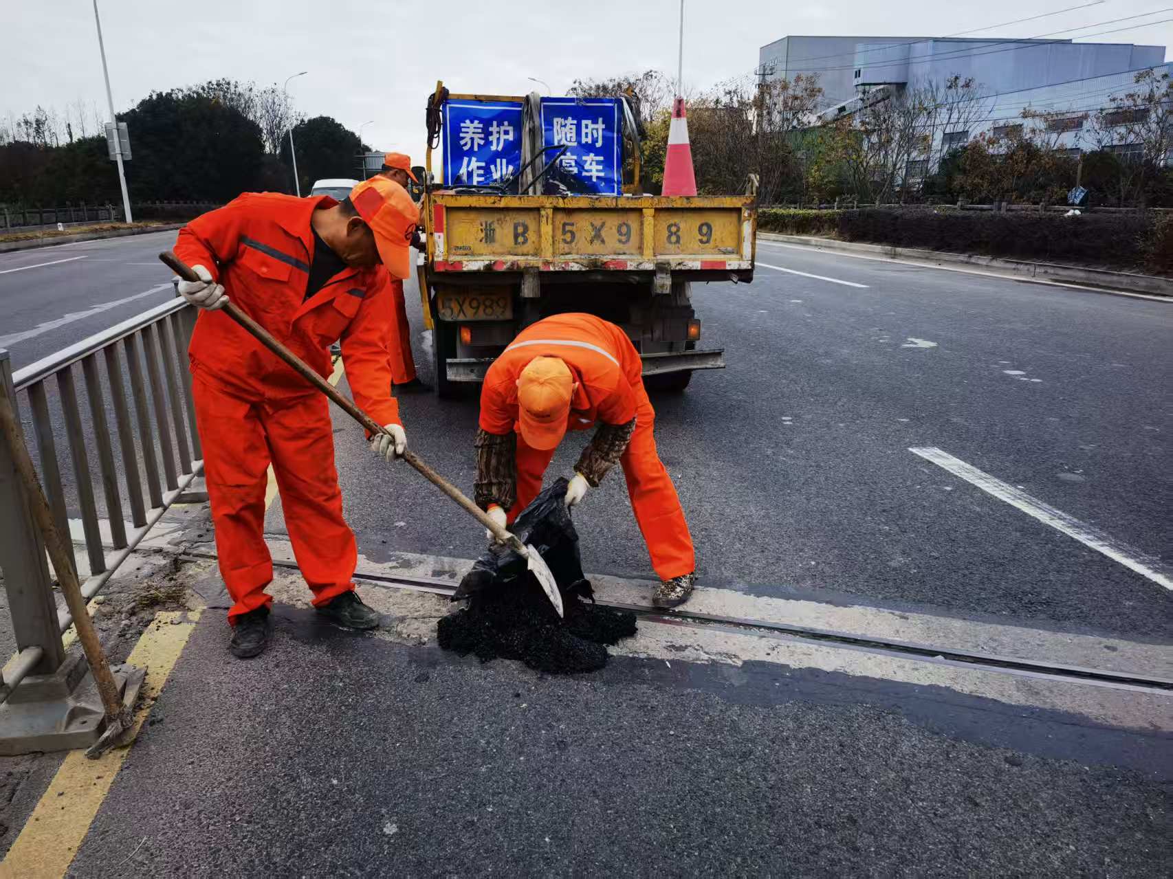 寒冬护路暖民心,江北公路养护部门全面开展道路桥梁养护工作