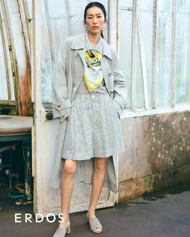 刘雯穿着简约。