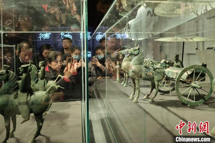 1月1日，天津博物馆，民众参观甘肃省博物馆“铜车马仪仗俑队”。记者　佟郁　摄