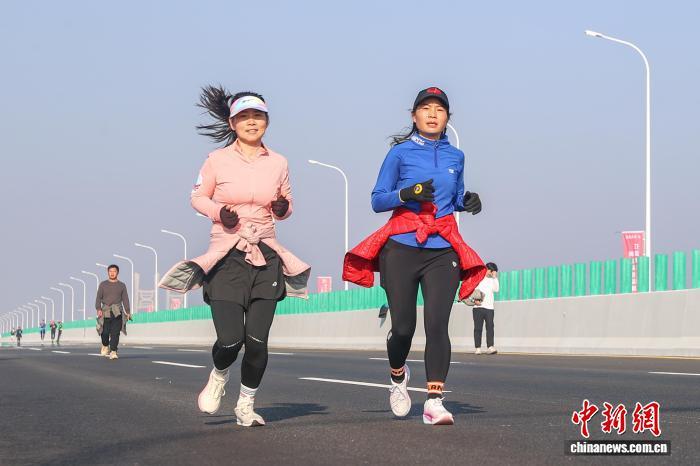 南昌隆兴大桥开通在即 4万余人跑步跨桥感受城市发展新貌