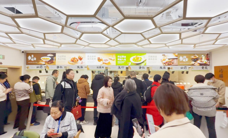 图片为健联体联盟基层医疗机构实地参观河北省中医院又归燕滋饮坊、药膳局、成果应用门诊与病房。