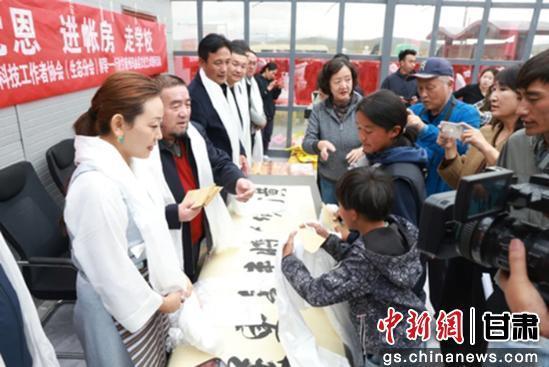 “益”路前行30载　不识字的全国政协委员圆孩子读书梦