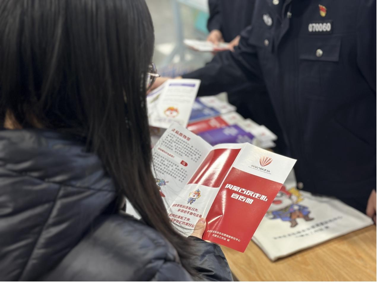 内蒙古举办草原号反走私宣传大篷车地铁宣传季度活动