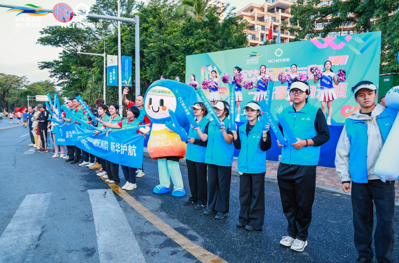 新华保险倾力护航2025三亚马拉松 百亿保障守护2.2万名跑者与赛事人员