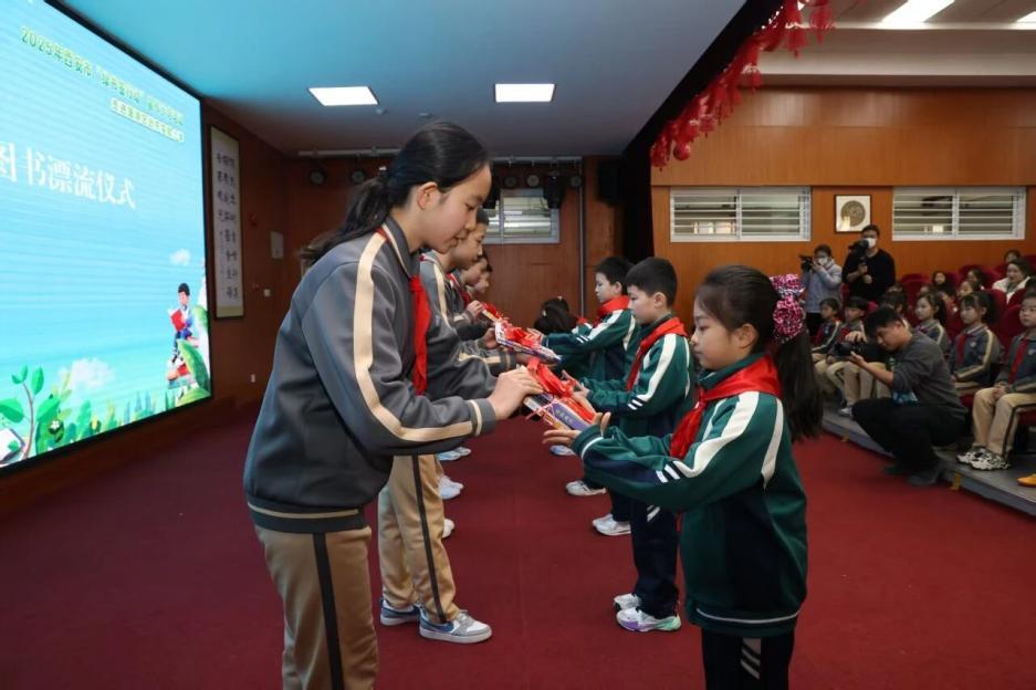 “绿书签”伴成长 “护苗”行动润童心:西安市“绿书签行动”宣传示范活动走进莲湖区