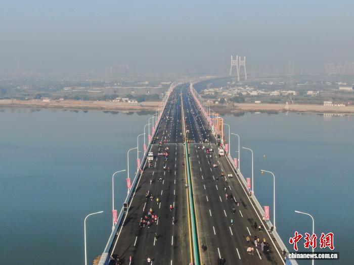 南昌隆兴大桥开通在即 4万余人跑步跨桥感受城市发展新貌