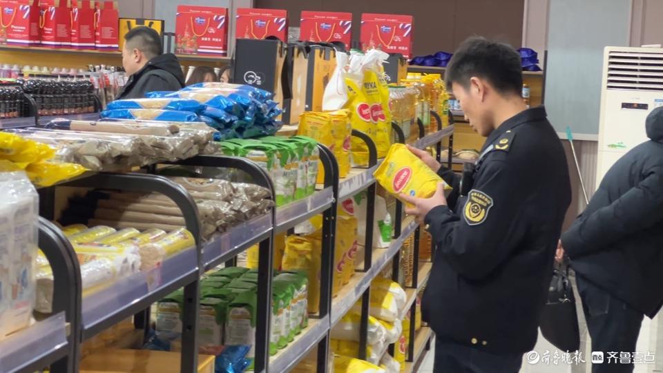 济南市历下区市场监督管理局泉城路市场监管所工作人员对门店进行检查