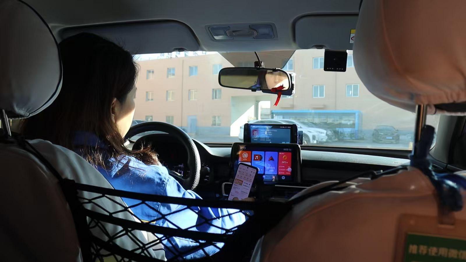 △司机在车上用平台接单