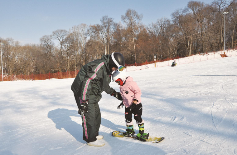 北山滑雪场里，教练在细心教导小学员。