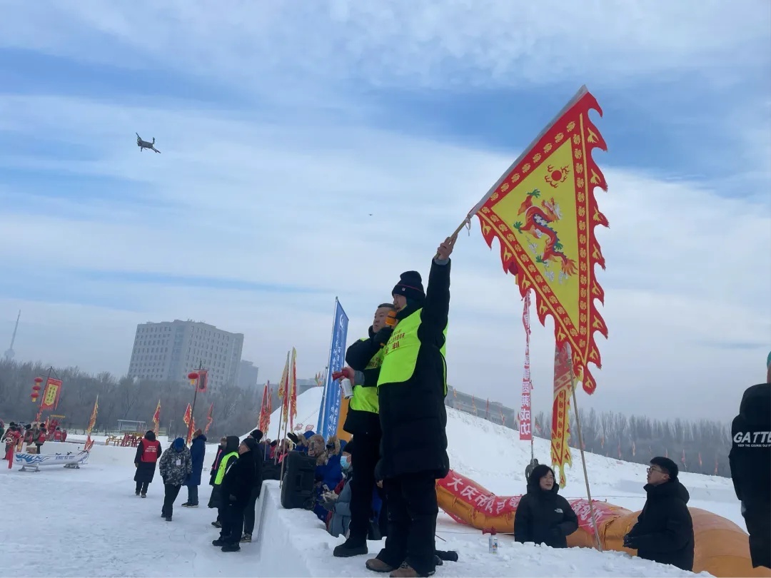 “龙腾百湖”2025中国·大庆第七届迎新年冰上龙舟邀请赛激情开赛 南北龙舟队同场竞技