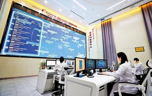12月8日，在固安县“健康180指挥中心”内，工作人员正通过平台实时监控居民健康数据，并随时准备响应村医支援请求。贾 珺摄