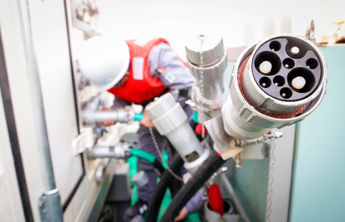 全球首艘万吨级近海新能源散货船滨州启航