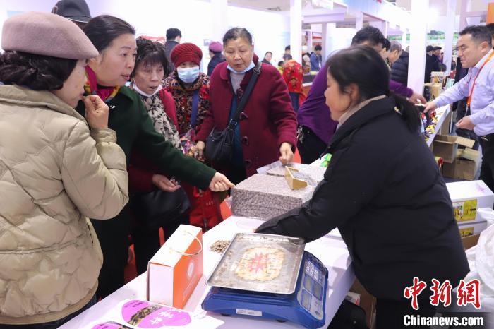 图为正在选购年货的市民。中新社记者 熊锦阳 摄