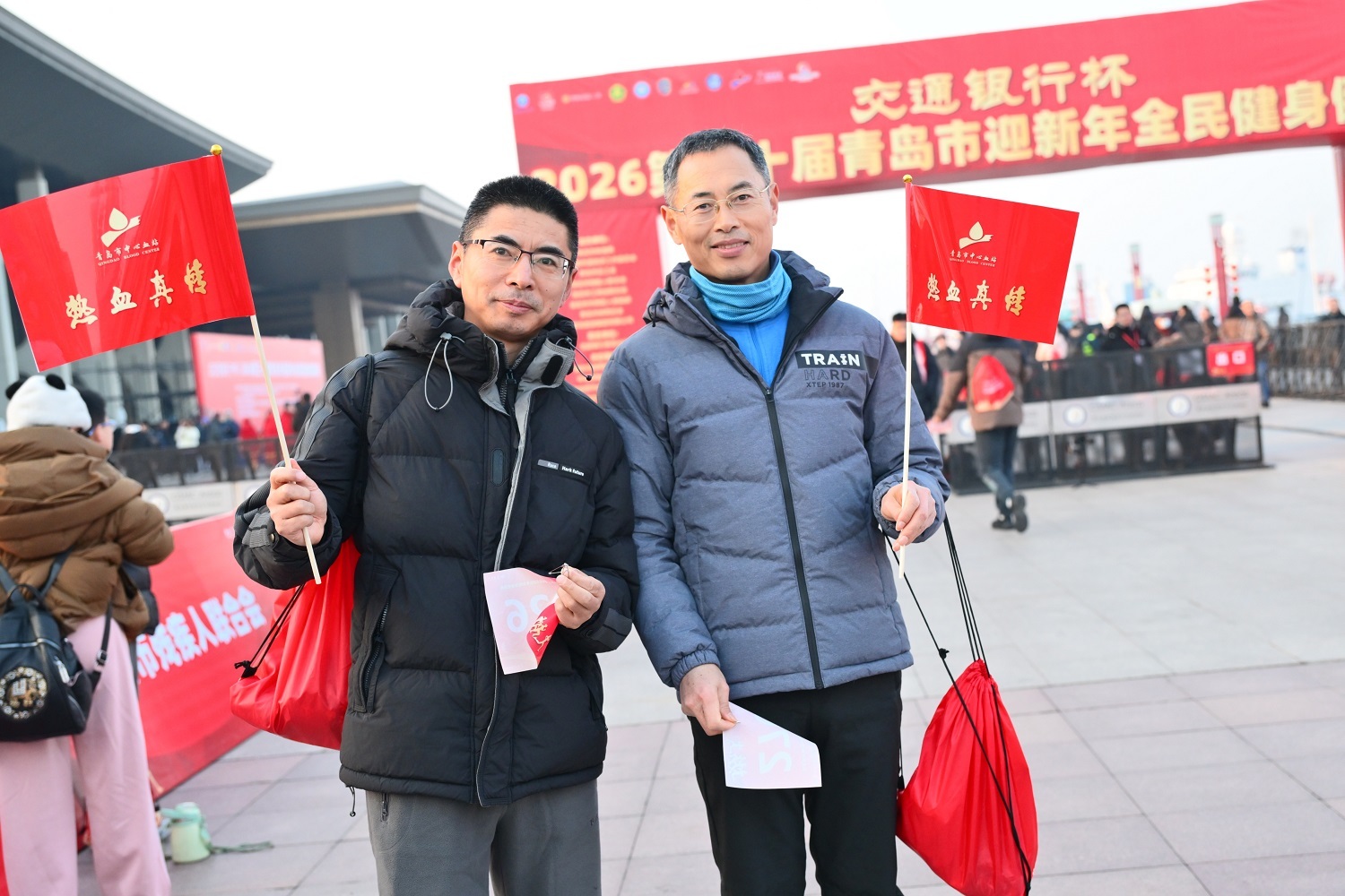 热血开跑 逐梦迎新！青岛市中心血站组织献血者、志愿者参加迎新年健康跑
