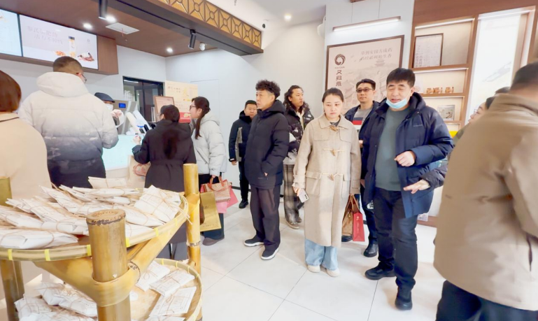 图片为健联体联盟基层医疗机构实地参观河北省中医院又归燕滋饮坊、药膳局、成果应用门诊与病房。