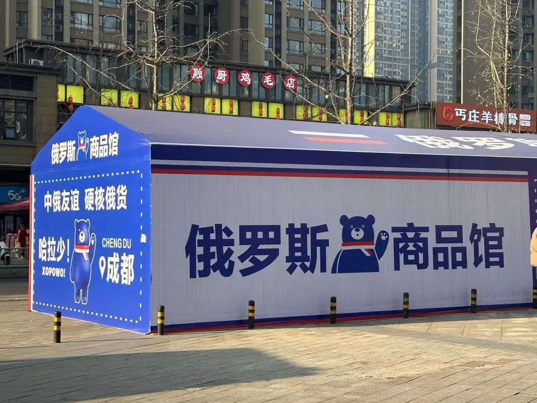 万年场地铁站F口外