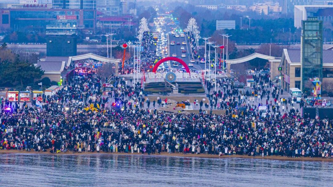 1月1日，万平口景区汇聚了众多前来观看日出的市民游客。刘晓彬 摄