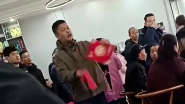 镇干部带队当场叫停乔迁酒：办酒的不自觉，喝酒的也脸厚