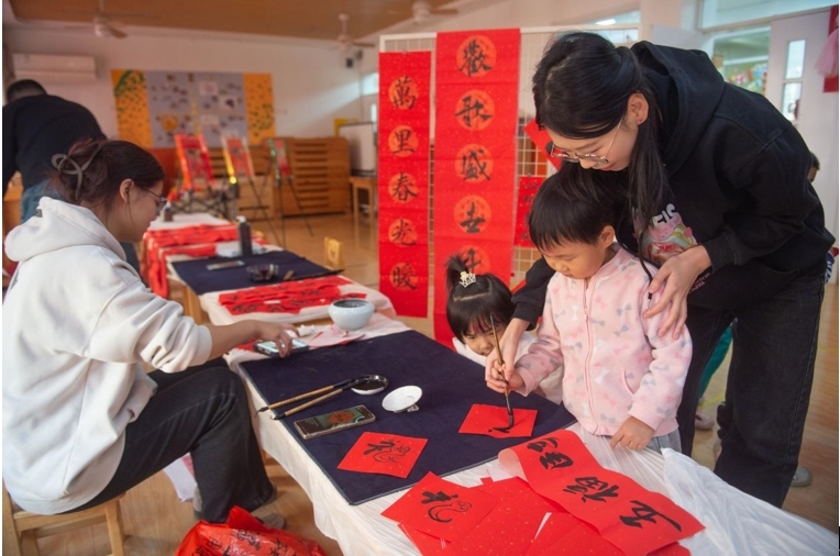 小朋友学习书写“福”字。