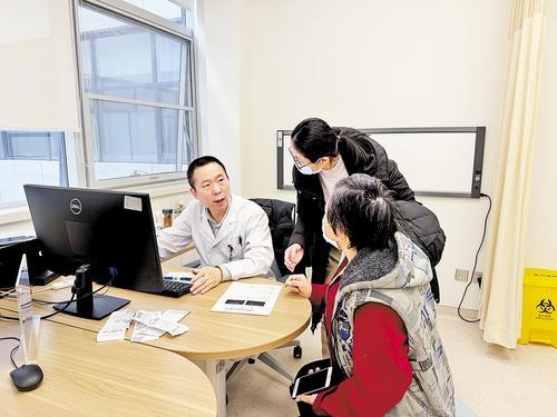 12月20日，中国医学科学院肿瘤医院廊坊院区增开周六门诊，头颈外科专家正在接诊。田 古摄