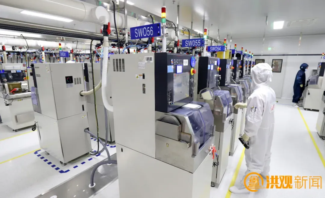 技术人员正在生产芯片 资料图