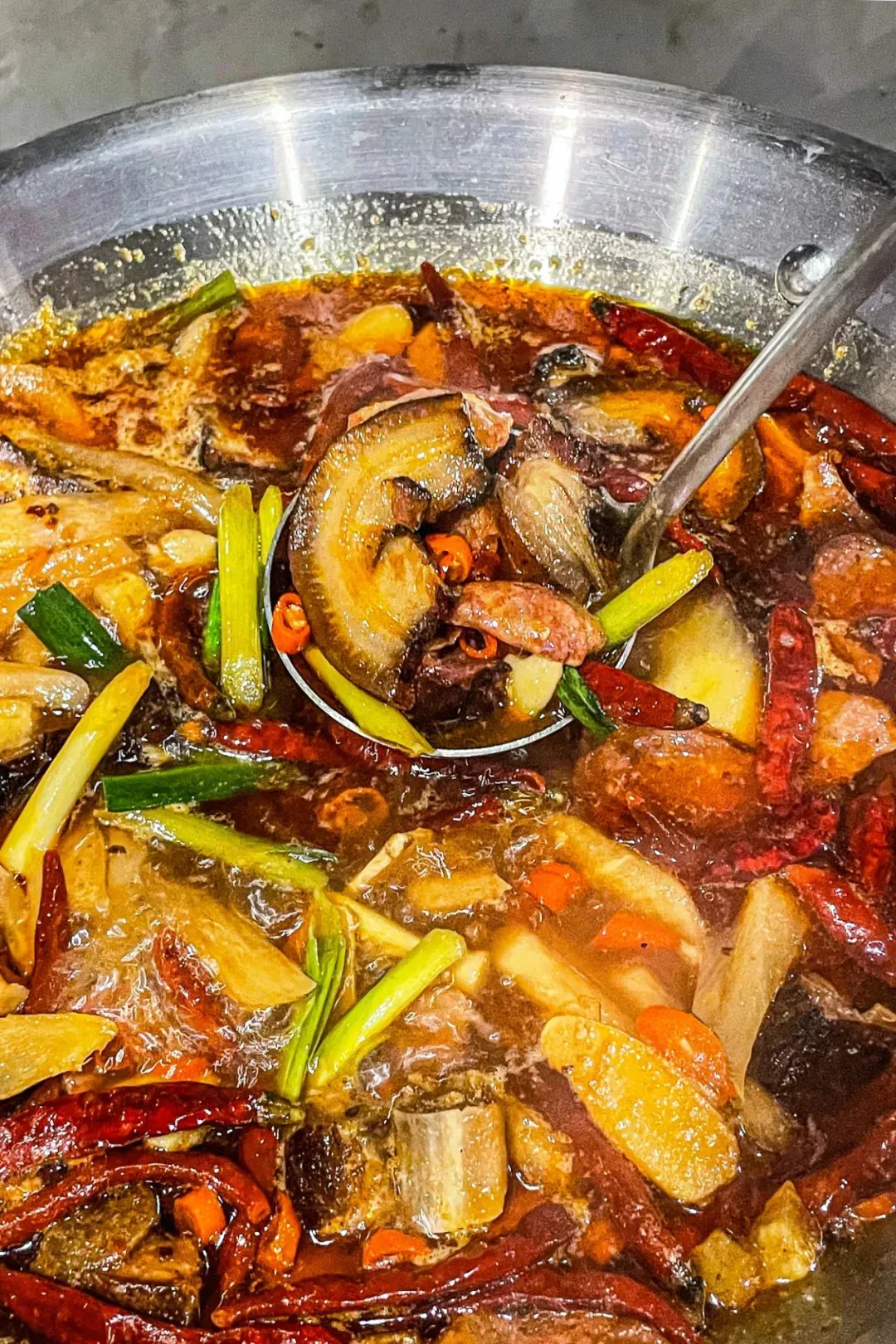 咸香扑鼻的腊肉火锅，煮什么都百搭！（摄影/毛豆豆豆豆）