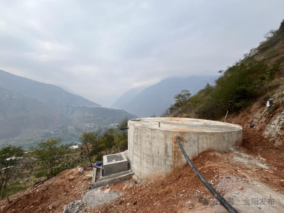 脐橙园里新修建的蓄水池