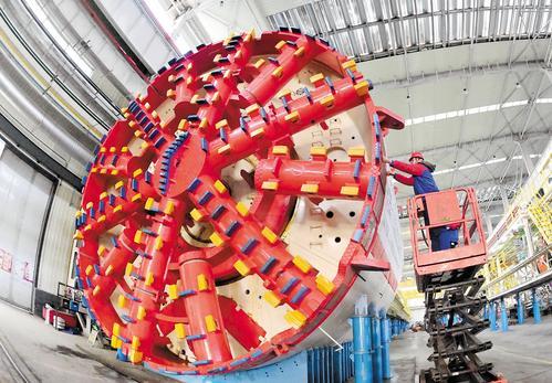 中铁十六局曹妃甸重工机械公司的工人在盾构设备生产车间工作。近年来,唐山市曹妃甸区积极融入京津冀协同发展战略,全力打造承接京津产业转移承载地,助推经济发展。 新华社记者 杨世尧摄