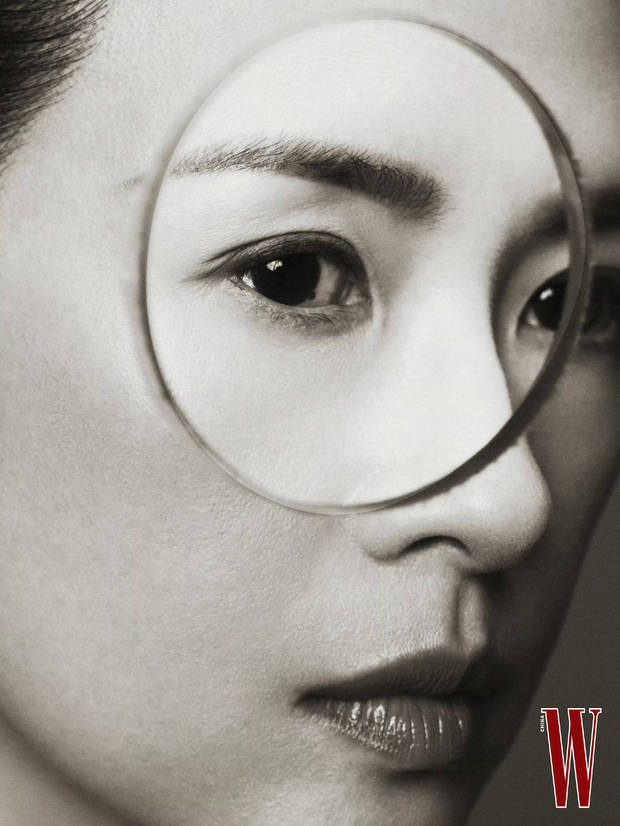 章子怡眼神坚定。