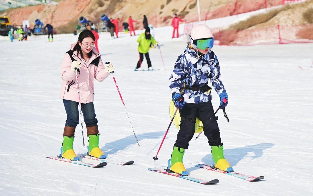 冰雪运动爱好者在滑雪场尽享冰雪运动乐趣　新甘肃&middot;甘肃经济日报记者　瞿娟　摄