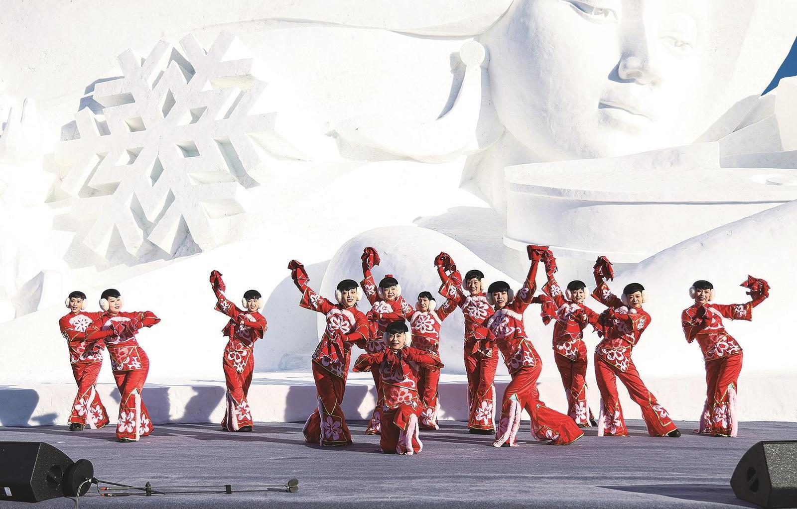 开幕式现场，美丽的冰雪雕塑、精彩的表演吸引众多入园游客。