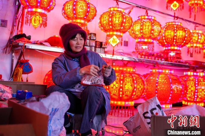 图为1月9日，村民整理宫灯配件。王朋 摄