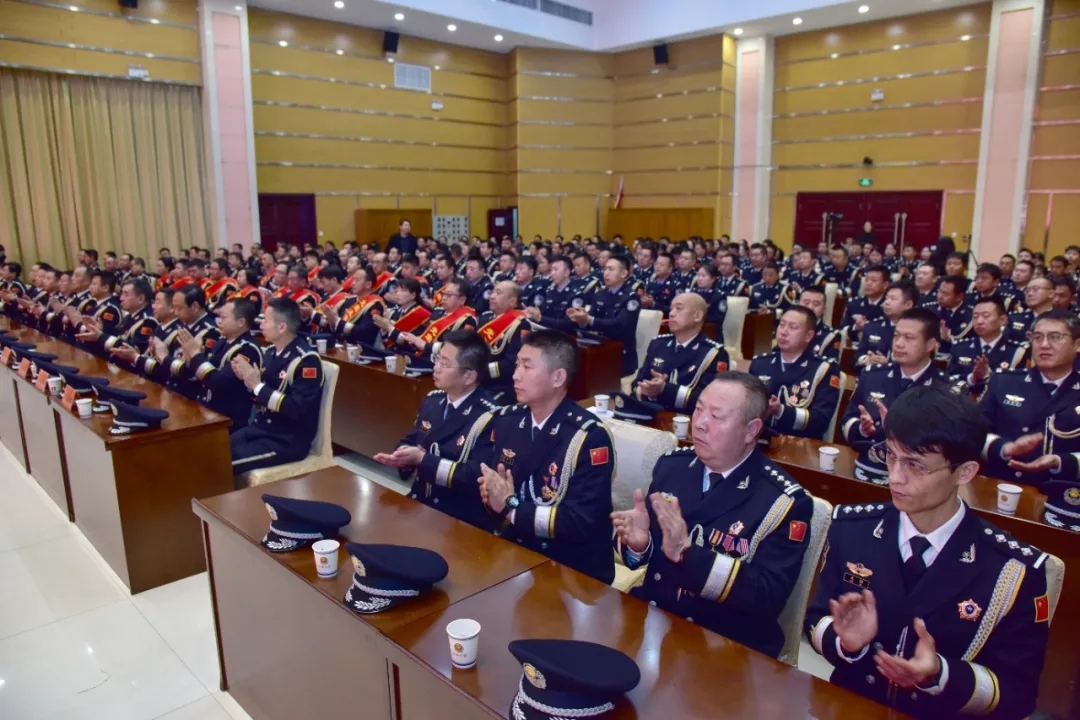 华亭绽放最美“警”色　今天的荣誉属于他们