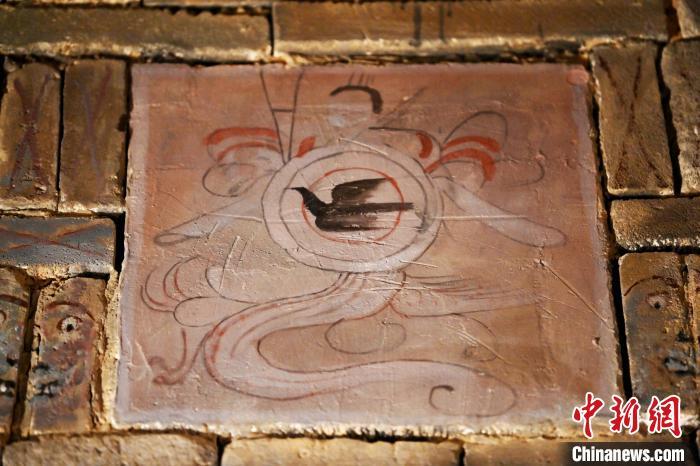 1月10日，在甘肃省敦煌市敦煌博物馆展陈的《伏羲画像砖》。该画像砖在1991年12月出土于佛爷庙墓群，画像里的伏羲呈现人首蛇身状。中新社记者　李亚龙　摄