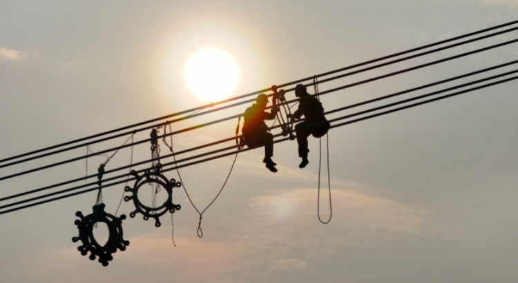 1月3日,哈密—重庆±800千伏特高压直流输电线路工程(重庆段)作业人员进行附件安装工作。(曾雪 摄)