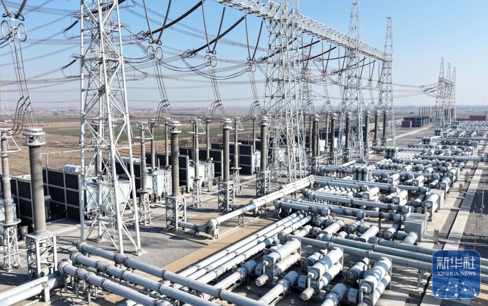 ↑1月3日拍摄的邢台1000千伏特高压变电站（无人机照片）。